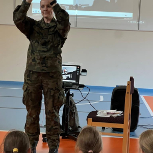prezentowanie wyposażenia żołnierza zbieranego podczas ćwiczeń na poligonie